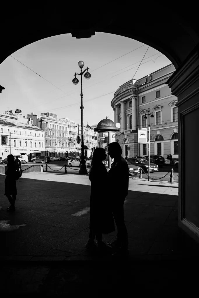 Французы в Питере. Питер и Франция. Атмосферные фотосессии в Питере черно белые мужчины. Хипстерская фотосессия в Питере.