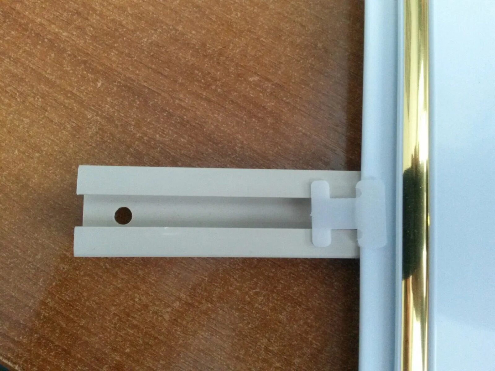 Обрешетки пвх. Пластиковая обрешетка для панелей пвх монтаж. Монтаж панелей пвх на потолок схема монтажа. Планка монтажная 3м (обрешетник). Обрешетки пвх.