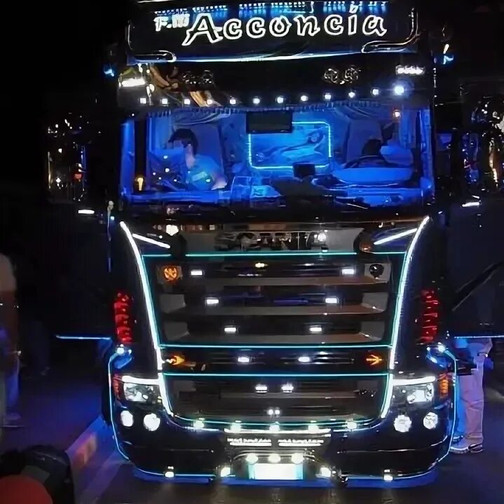 Подсветка даф. Даф 105 ночью. daf 105 подсветка. тюнингованный даф 105. тягач даф 105 светящийся.