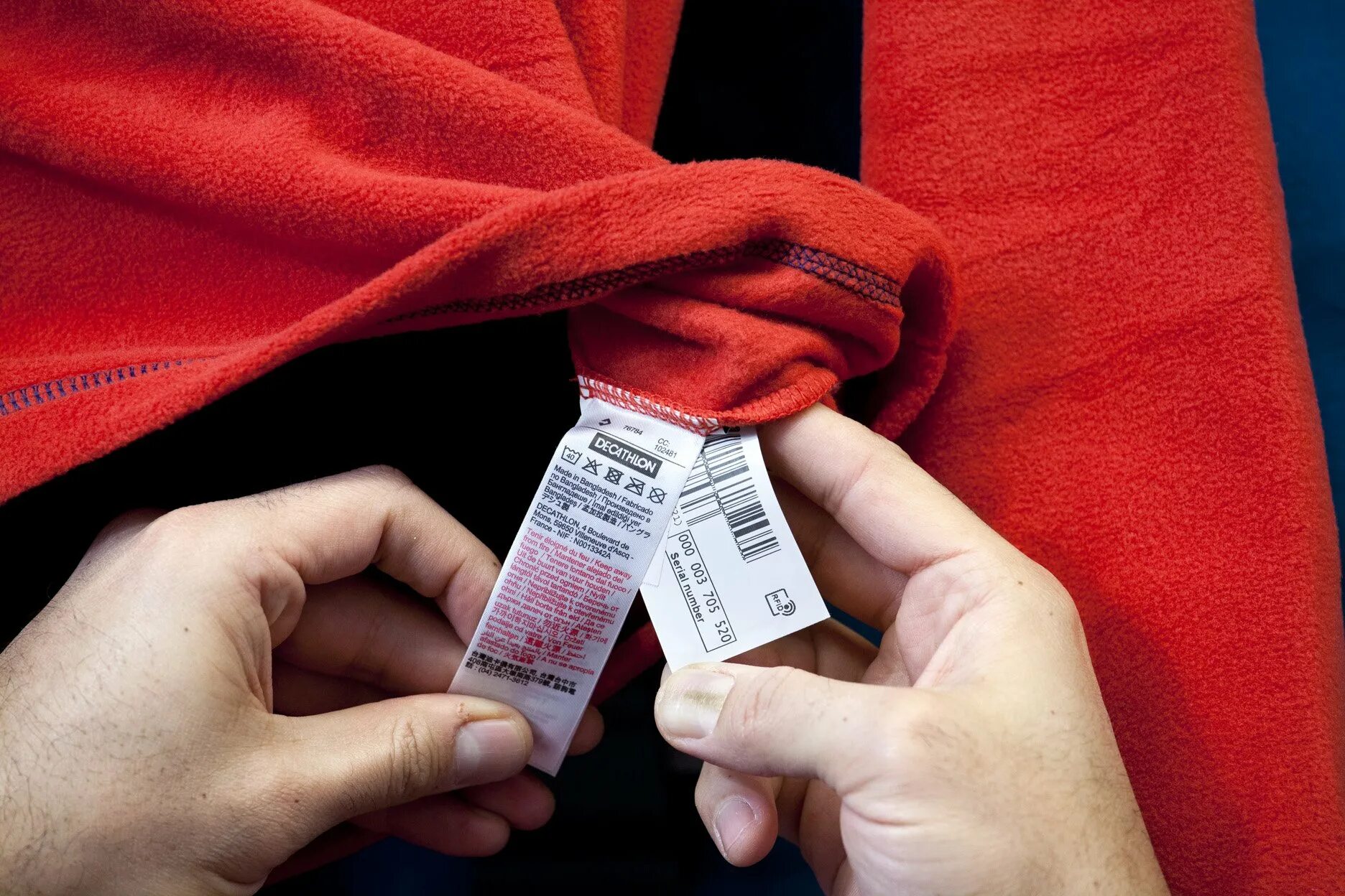 Метка на номерах. RFID бирка на одежде. RFID метки на одежде. Чипы в одежде. RFID чип на одежде.