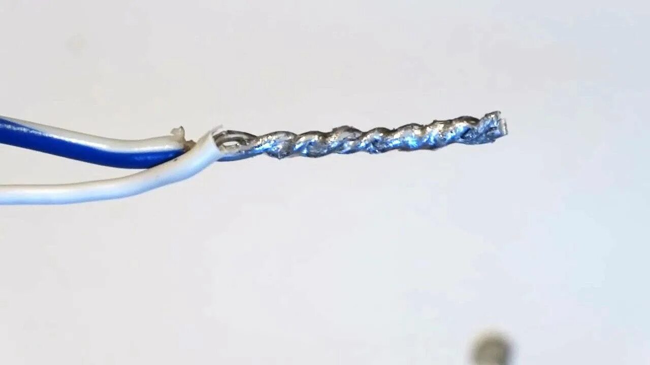 Соединение алюминиевых кабелей. Соединение медного и алюминиевого провода на скрутку. Пайка одножильных медных проводов. Соединить провода на скрутку алюминий. Пайка кабеля меди с алюминием.