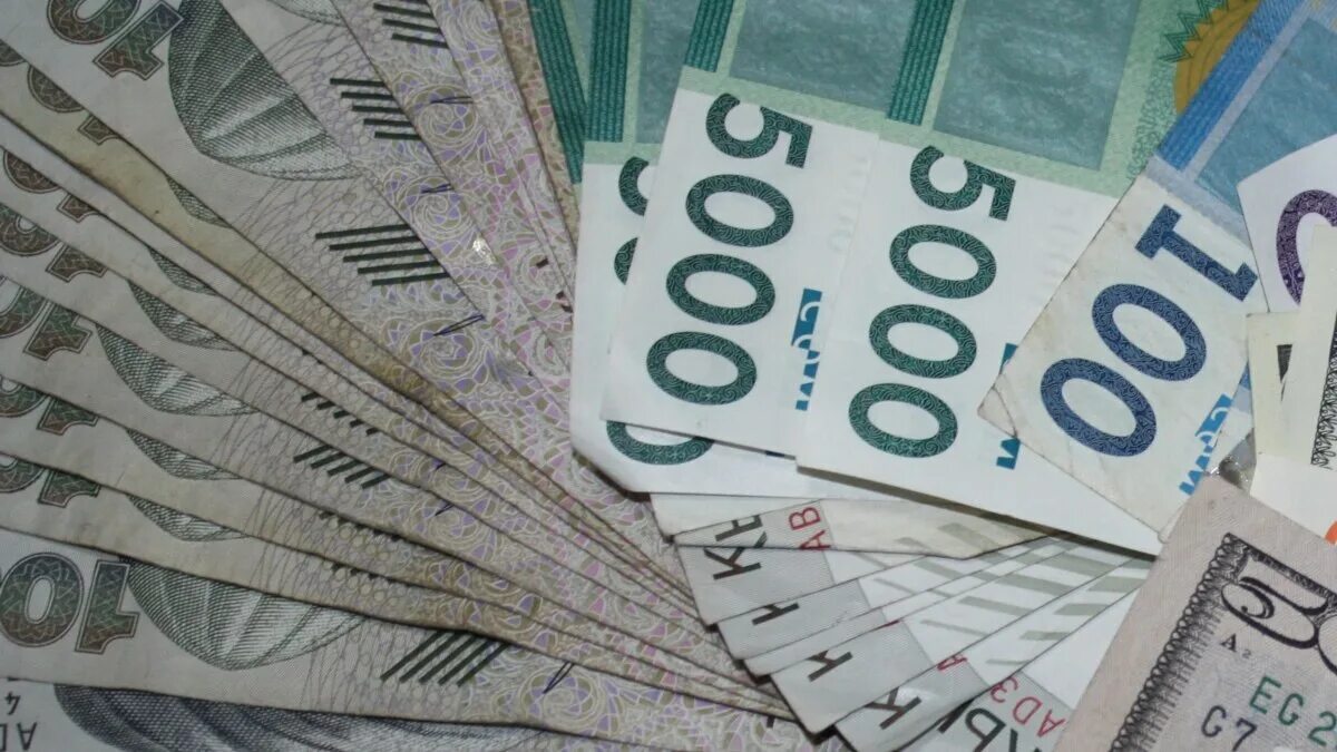 10 миллионов сом. Деньги кыргызстана. деньги в руках кыргызского. деньги пачками кыргызстана. сомы бишкек.