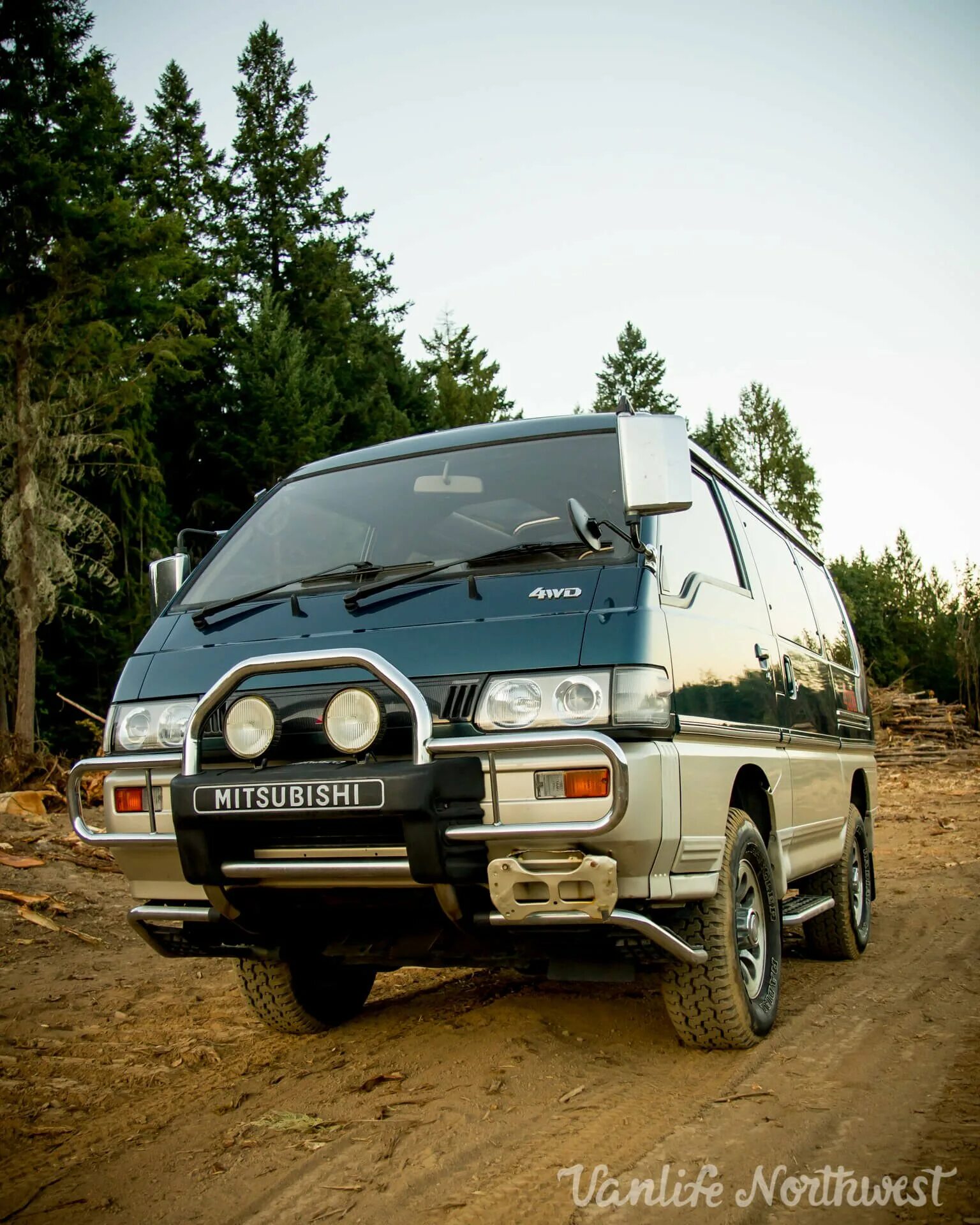 Mitsubishi Delica l300. Mitsubishi Delica l300 4wd. Мицубиси Делика 4. Mitsubishi l300 4wd van.