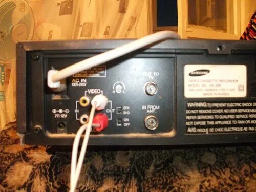 Подключить видеомагнитофон к tv samsung 32d6100. Подключить двд филипс к телевизору самсунг через тюльпаны. Видик подключение. Подключить видеомагнитофон панасоник к старому телевизору панасоник. Подключить видеомагнитофон через тюльпаны.