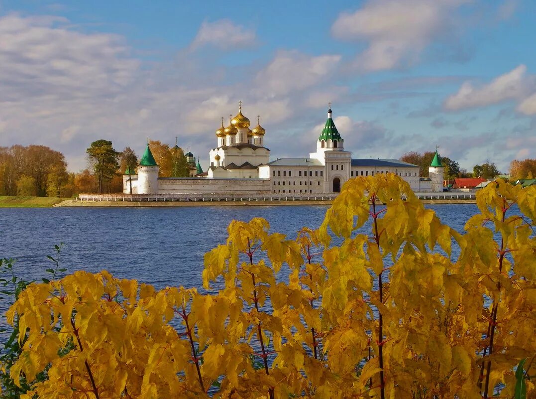 Кострома Ярославль осень Ипатьевский монастырь. Ипатьевский монастырь осенью. Кострома осень Ипатьевский. Кострома достопримечательности Волга. Осень сайт великого новгорода