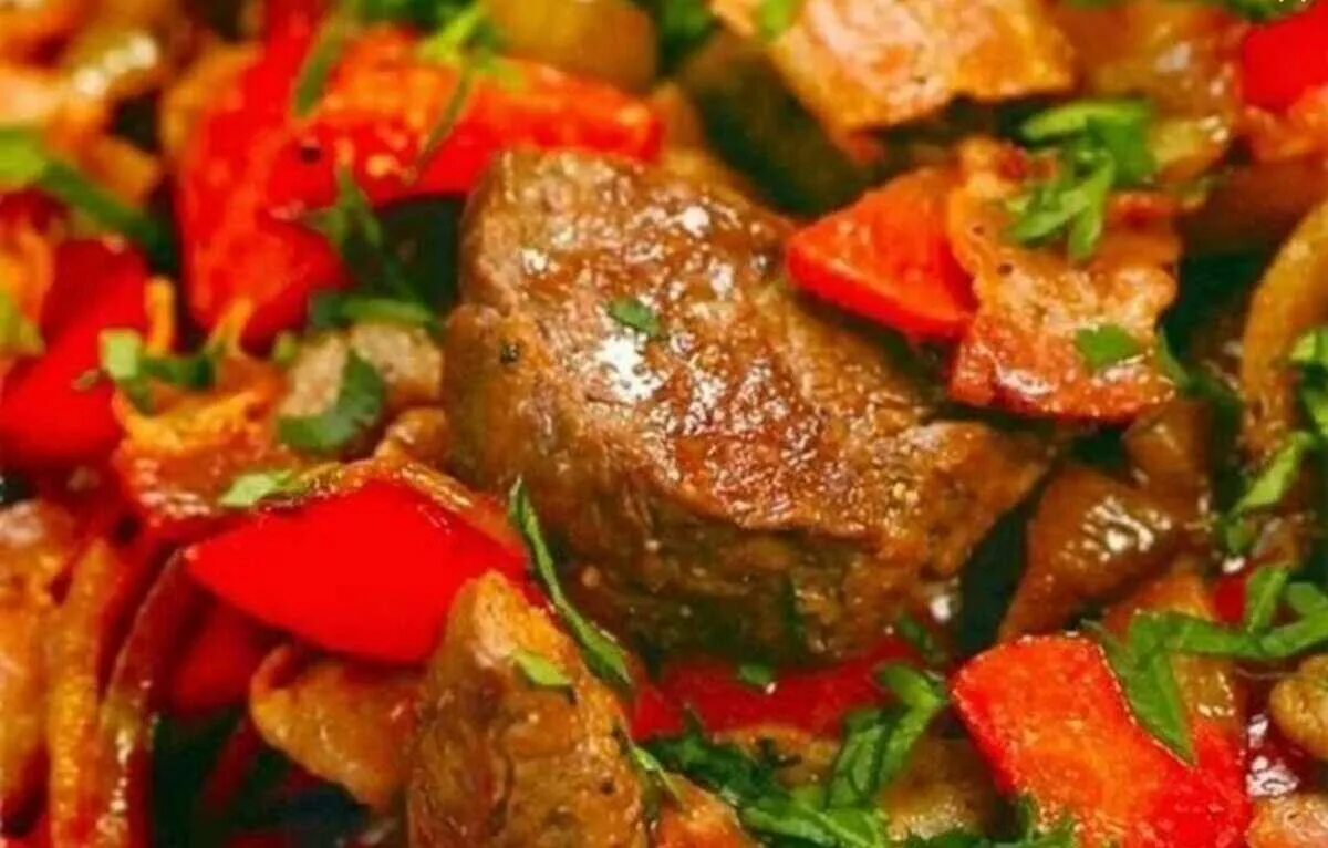 Свинина с болгарским перцем. Мясо, тушеное с шампиньонами и сладким перцем. говядина тушеная в духовке. говядина тушеная с перцем. мясо тушеное с грибами и перцем сладким.