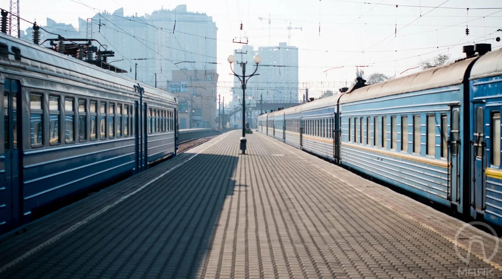 Поезд Джанкой Мелитополь. Электричка Мелитополь Джанкой. Железная дорога Джанкой Херсон. Перон ЖД. На станцию пришли 3