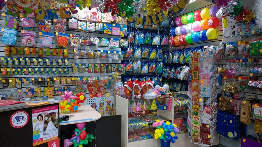 Магазин товаров для праздника. Витрина для воздушных шаров. Магазин воздушных шаров и товаров для праздника. Выкладка воздушных шаров.