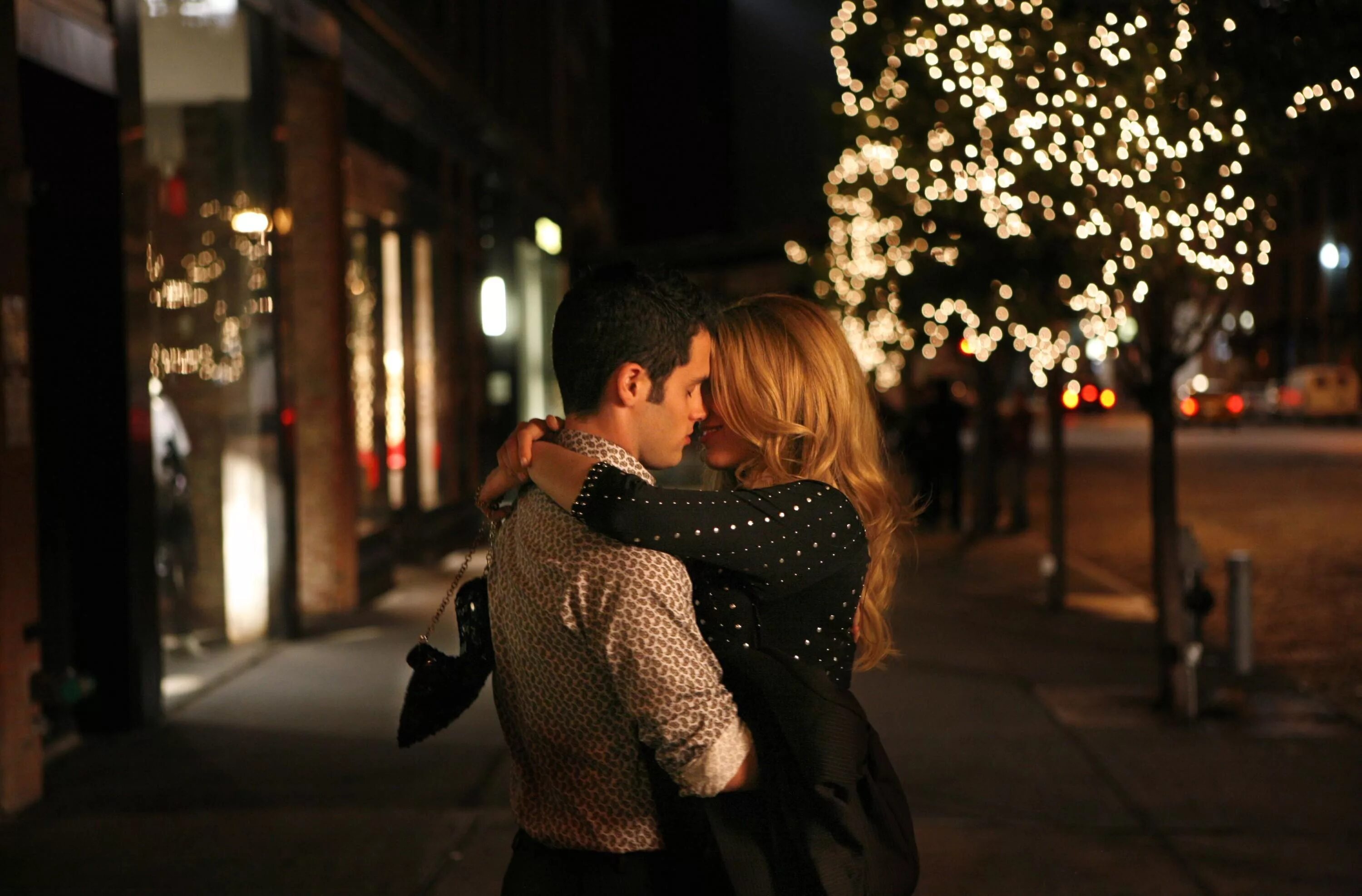 Парень целуется на улице. Влюбленная пара вечером. Романтическая встреча влюбленных. Влюбленные на улице. Поцелуй вечером на улице.