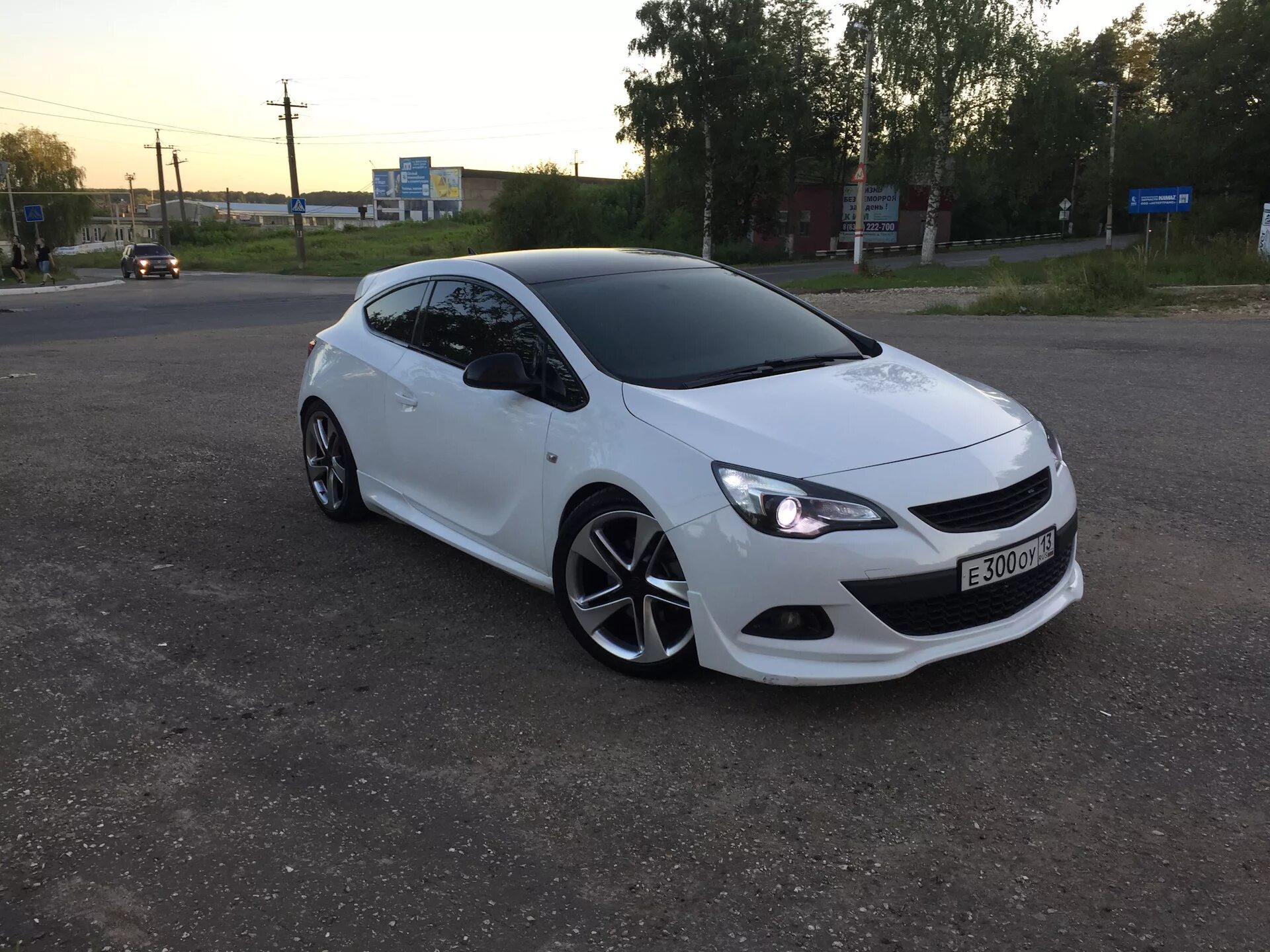 Тюнинг опель j. Opel Astra j GTC белый. Opel.Astra j 2013 белая. Opel Astra GTC 2013 белая.