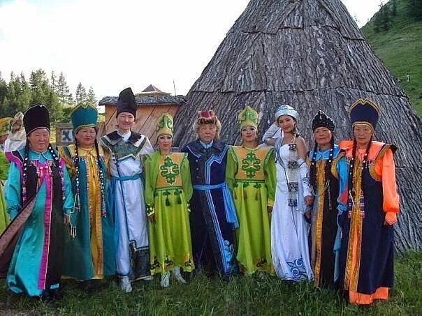 Какие группы алтайской семьи. Одежда традиционная Алтай алтайцев. Алтайская группа тюрки. Национальная одежда южных алтайцев. Одежда южных алтайцев и северных алтайцев.