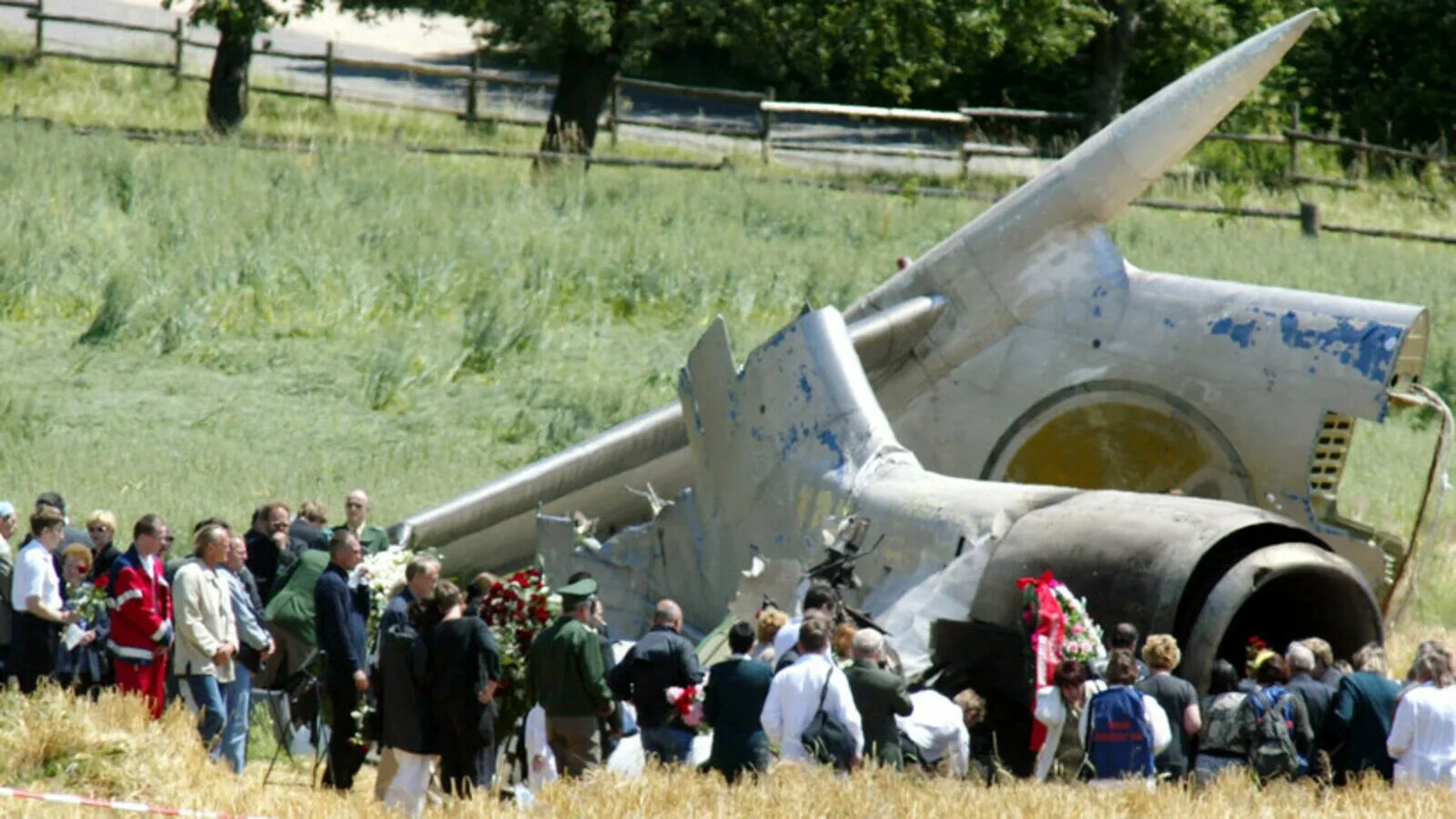 Самолет 1 июля. Авиакатастрофа над Боденским озером 2002 год. Трагедия 1 июля 2002 года над Боденским озером. Трагедия над Боденским озером ту 154. 2002 Год Германия самолет Калоев.