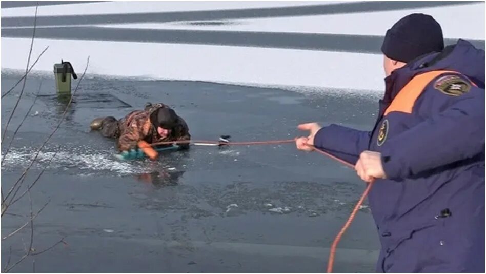 Рыбалка в холодной воде. Спасение людей на льду МЧС.