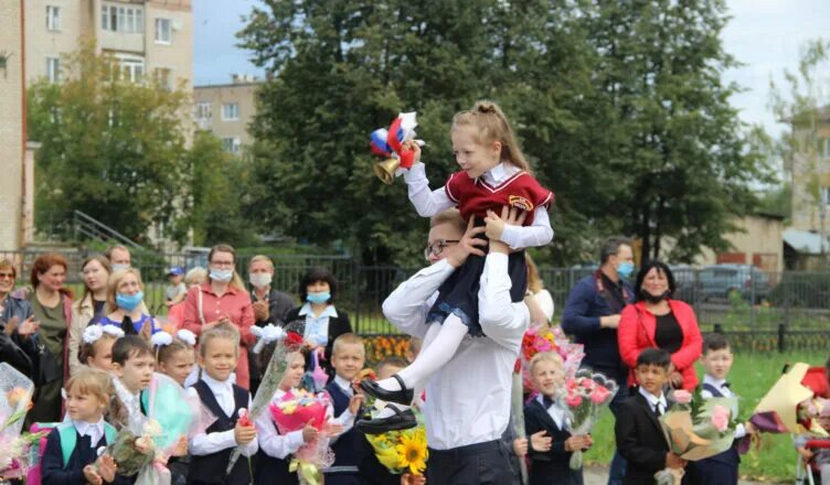 Кострома 27 школа первое сентября. Афанасьев праздники в школе. Школа 49 Калуга 1 сентября 2020. Буйское село школа. Туту кострома