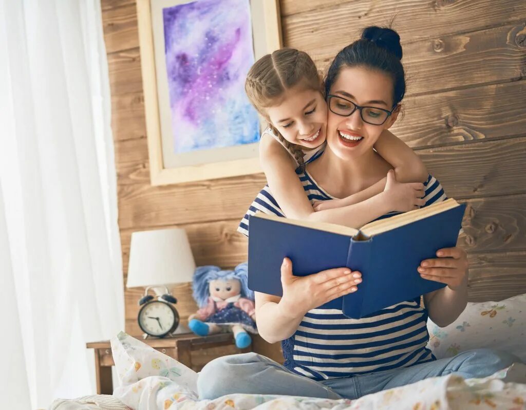 Мама читает книгу ребенку. Марина филоник. Мама читает сказку. Девушка сына читать. Девушка сына читать.