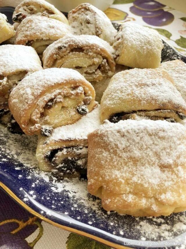 Печенье с изюмом рецепт в духовке. Печенье творожное песочное. Творожное печенье с грецким орехом. Творожное печенье с изюмом. Печенье с творогом и изюмом.