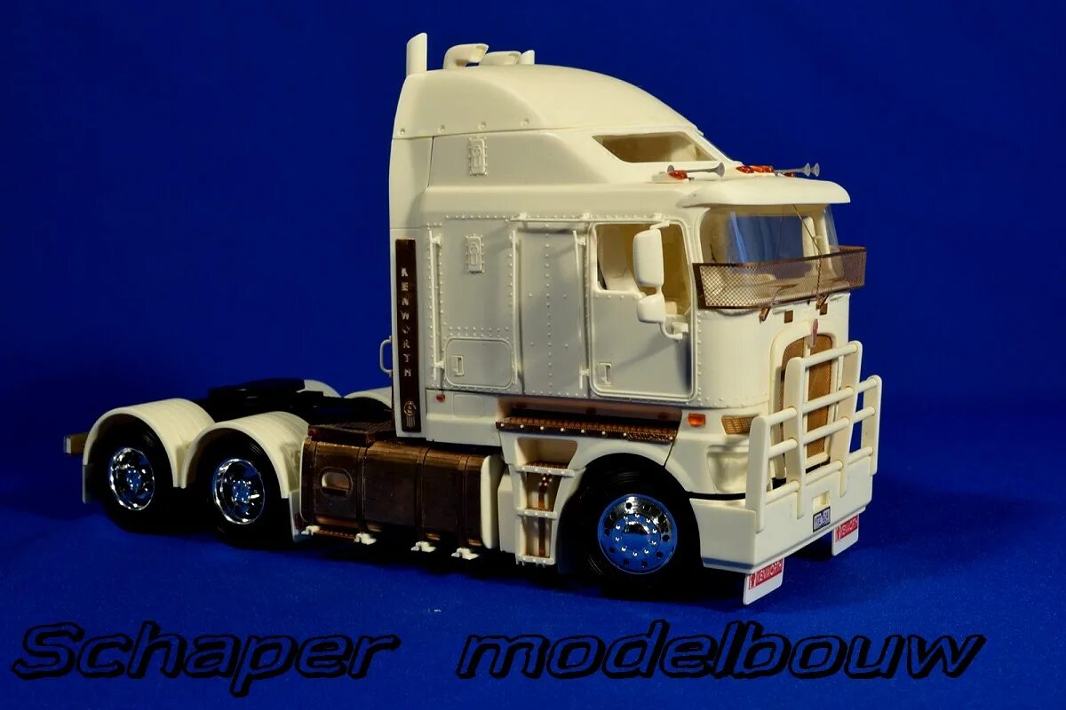 Freightliner 1 43. Kenworth модели 1:24. Модель freightliner 1/43. Фредлайнер Аргоси моделька масштаб 1:43. Купить модели тягачей