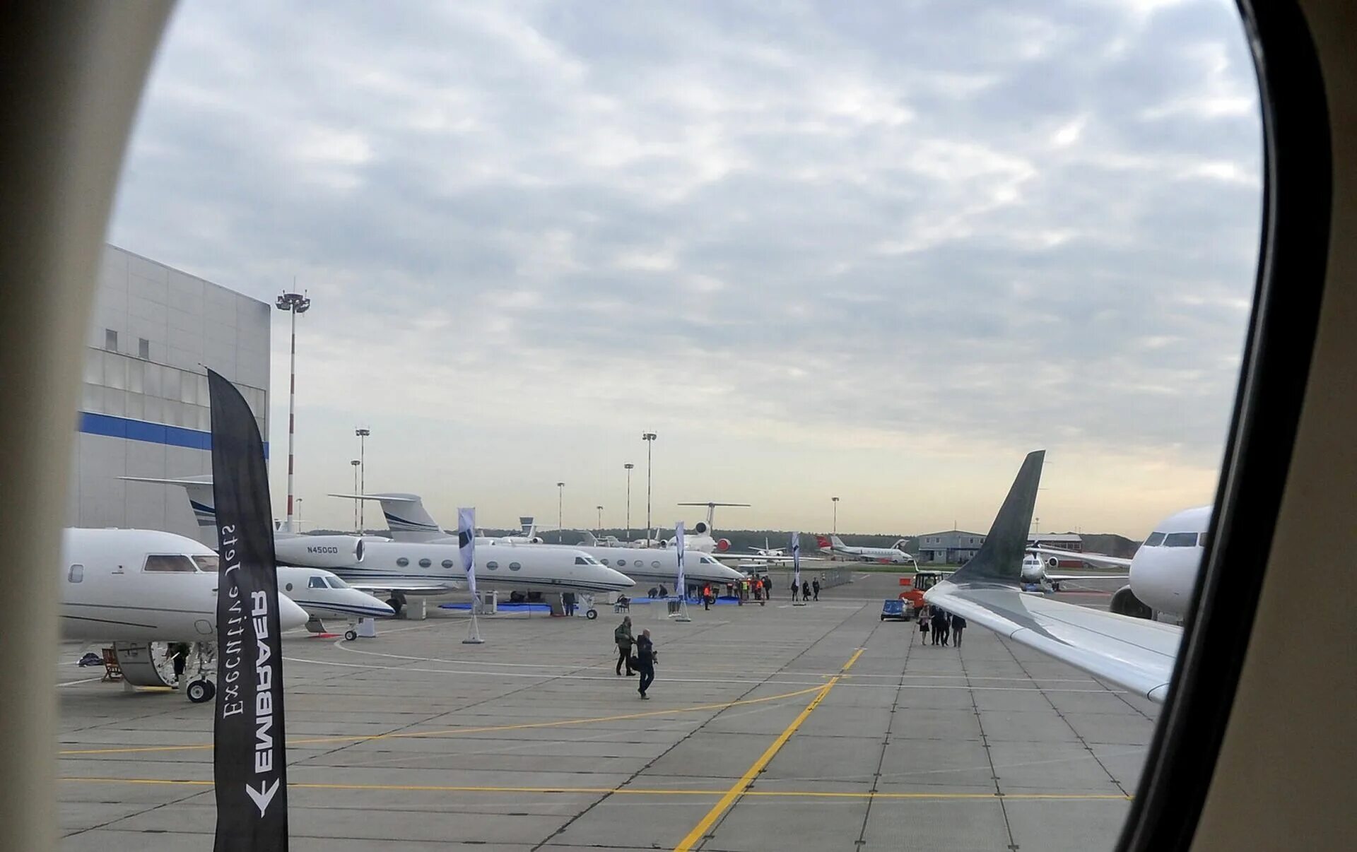 Боинг 737 524. Вид из аэропорта внуково. Москва внуково калининград. Самолет внуково адлер. Самолет внуково адлер.