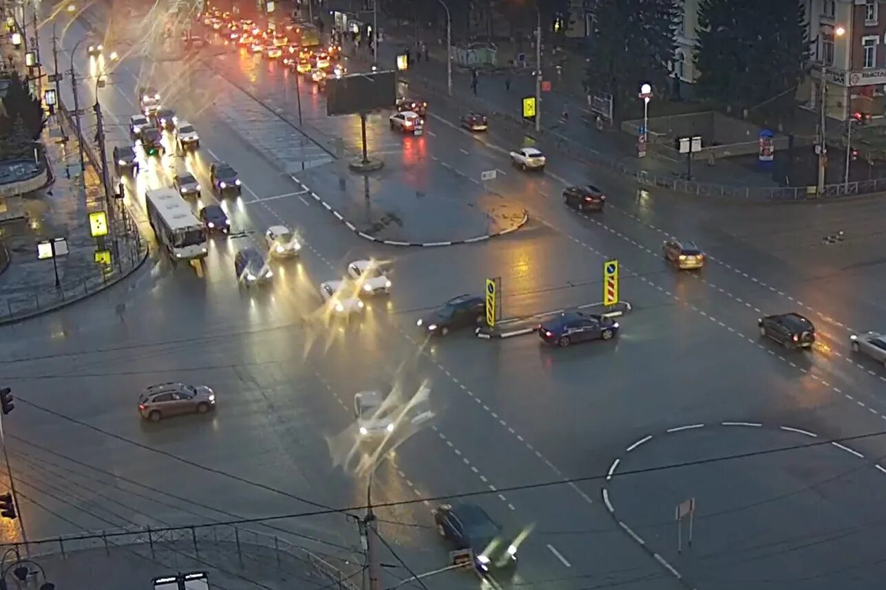 стоп линия. стоп линия на светофоре. пересечение на красный. штраф за красный свет с камеры. проезд на красный свет.