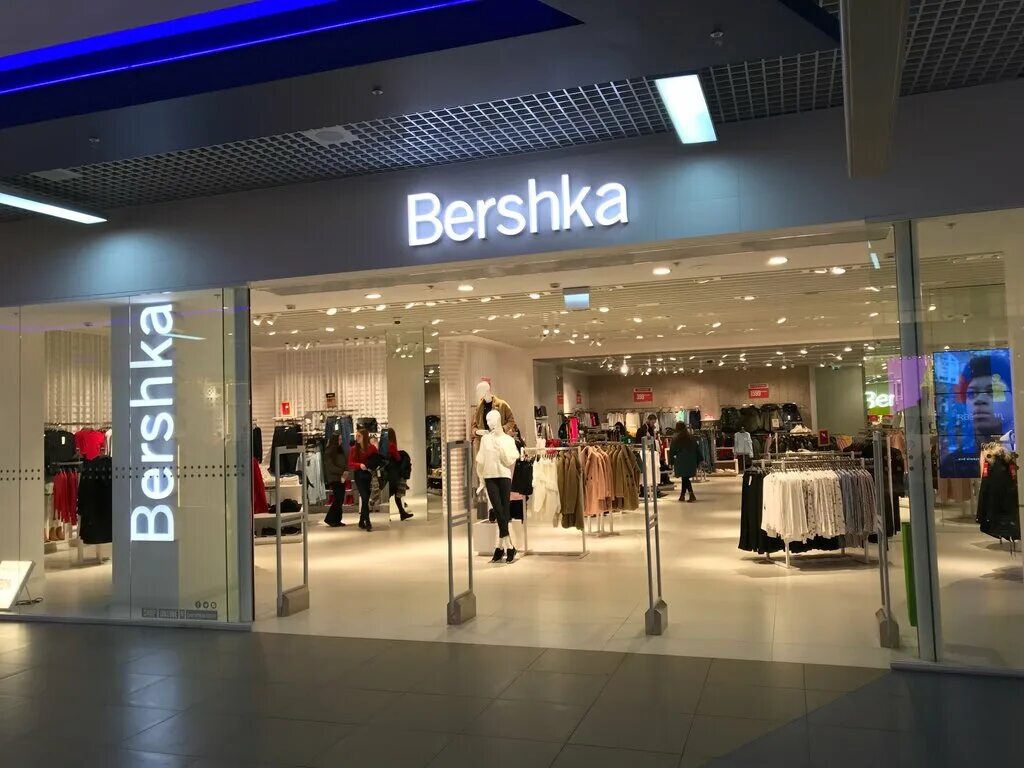 Bershka москва. Магазин Bershka. Магазин одежды Bershka. Бершка одежда. Bershka Мурманск.