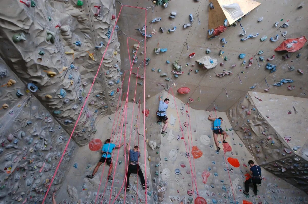 Скалодром москва цены. Болдринг скалодромы в Москве. Скалодром климб Лаб. Climb Lab скалодром в Москве. Самый большой скалодром в Москве.