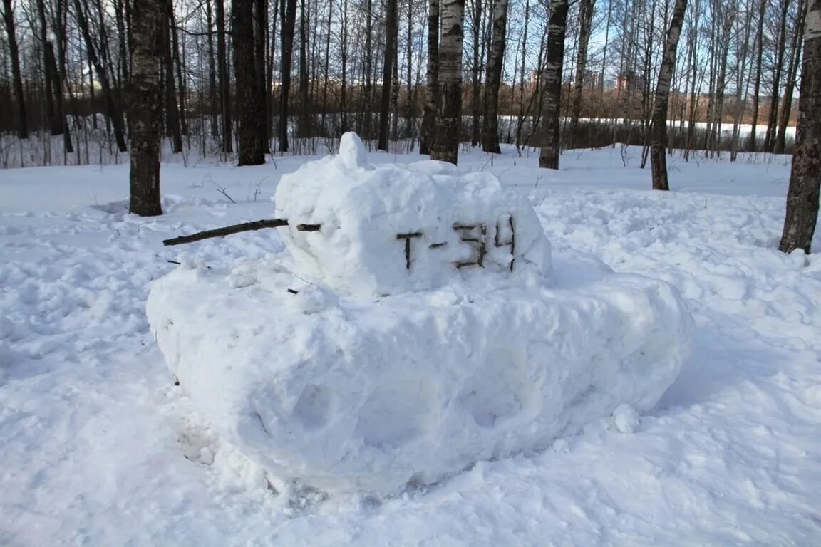 Т б снежная. Танк из снега. Танк из снежной глыбы. Колеса танка из снега. Призовые места вот танк из снега.