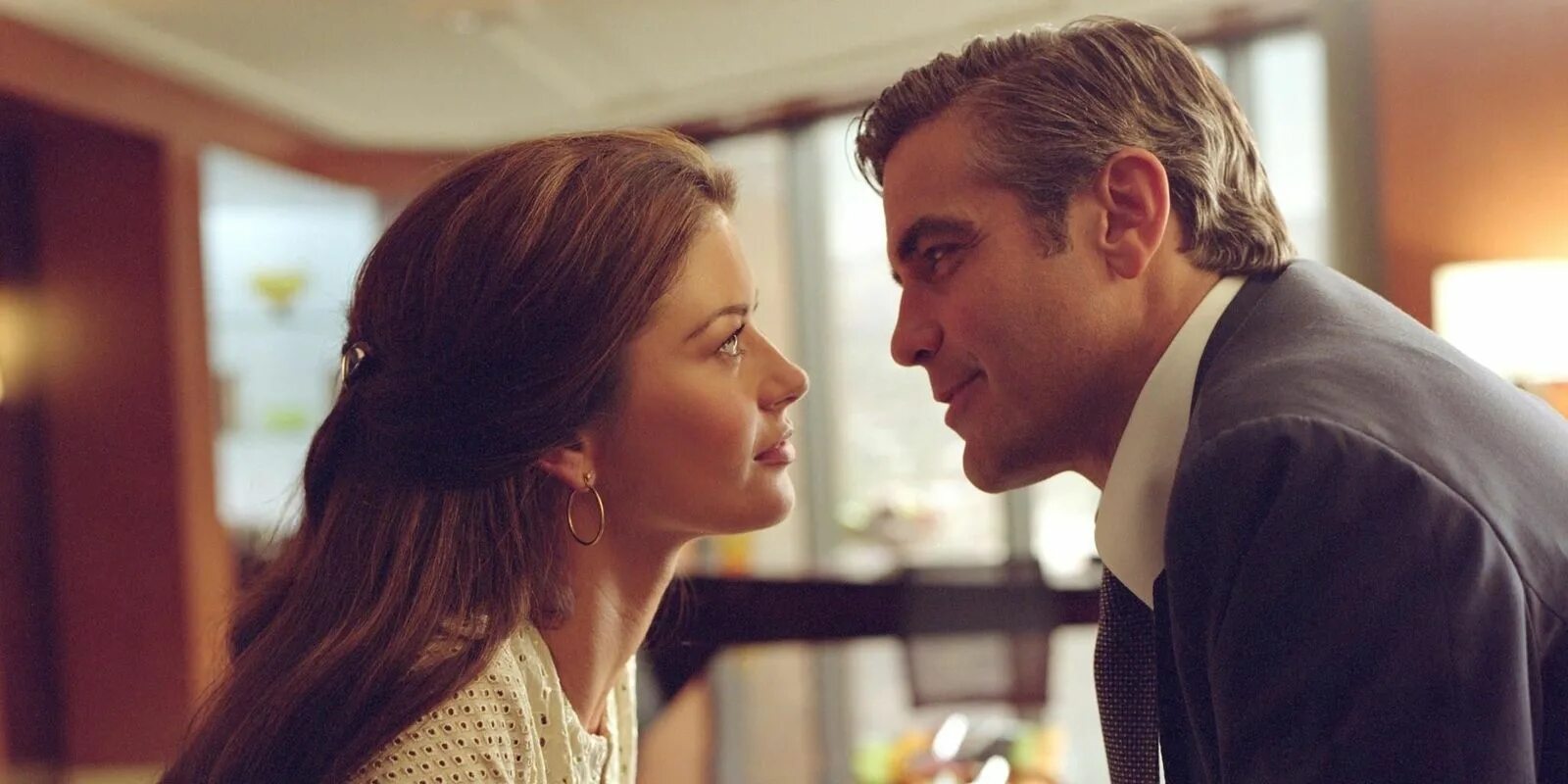 Девушка влюбляется в отношение. Кэтрин Зета-Джонс и Джордж Клуни. Кэтрин Зета Джонс невыносимая жестокость.