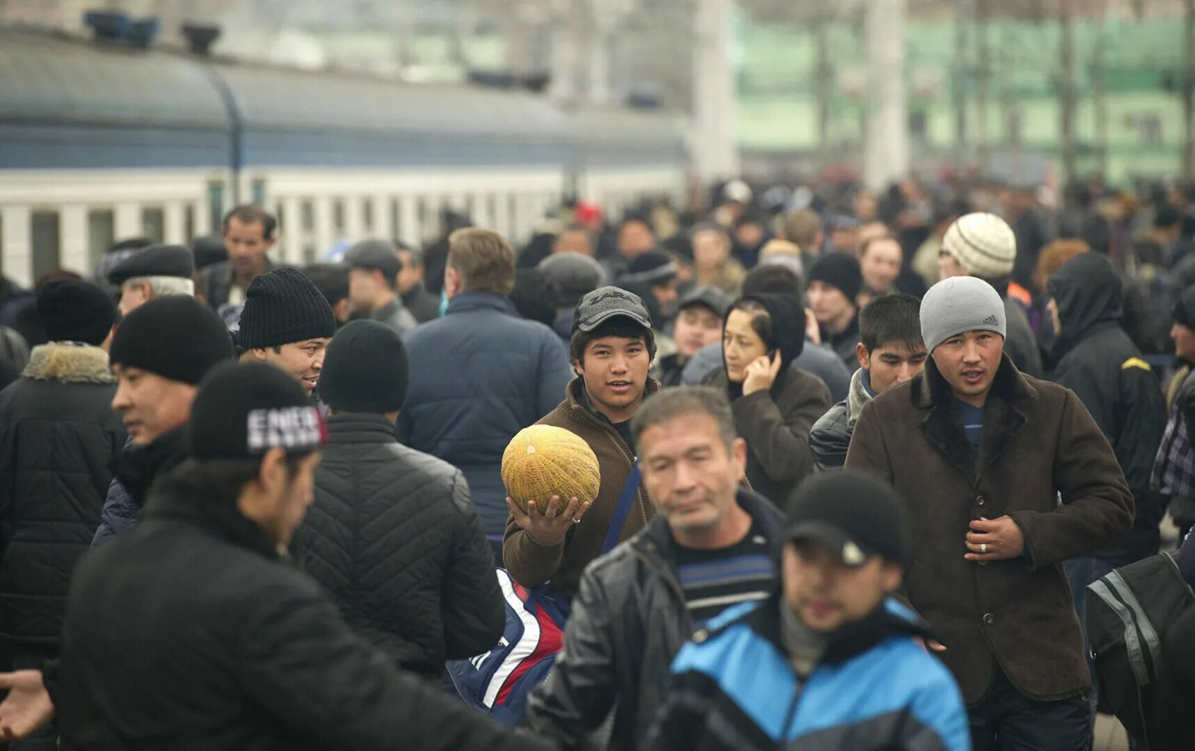 Таджики убегают. Трудовая миграция кыргызстанцы в Москве. Мигранты в России. Узбекские гастарбайтеры. Узбеки в России.