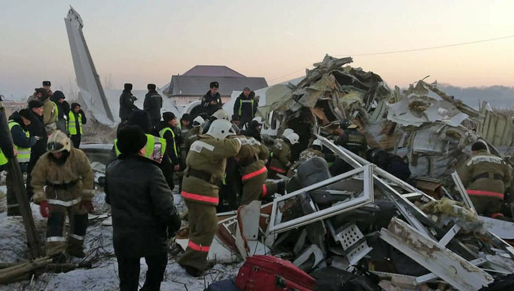 Катастрофа Fokker 100 под Алма-атой. Катастрофа ту-154 в Алма-Ате. Бек Эйр катастрофа 27 декабря. Fokker 100 bek Air катастрофа.