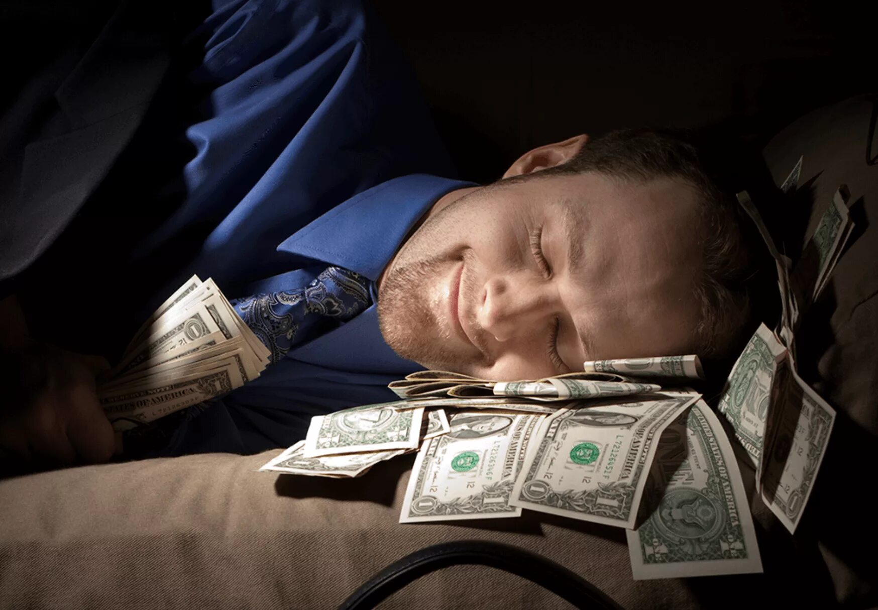 Делать деньги. Старый долг. Лежат на деньгах. Прикольные деньги. Засыпало деньгами.