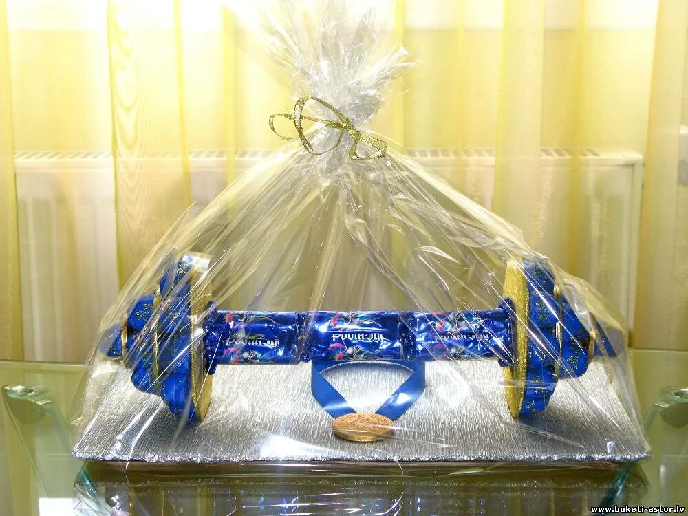 Как упаковать гуся на подарок. Упаковка гуся на никах. Подарки и упаковка. Упаковка подарка с кистью. Как упаковать гуся на подарок.