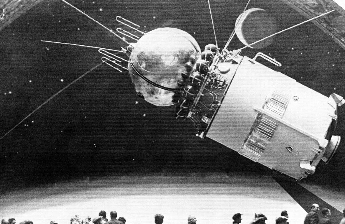 Околоземная орбита гагарин. Первый в мире многоместный космический корабль Восход-1. Восход космический корабль 1964. 1964 Полет первого многоместного космического корабля. Многоместный космический корабль Восход.