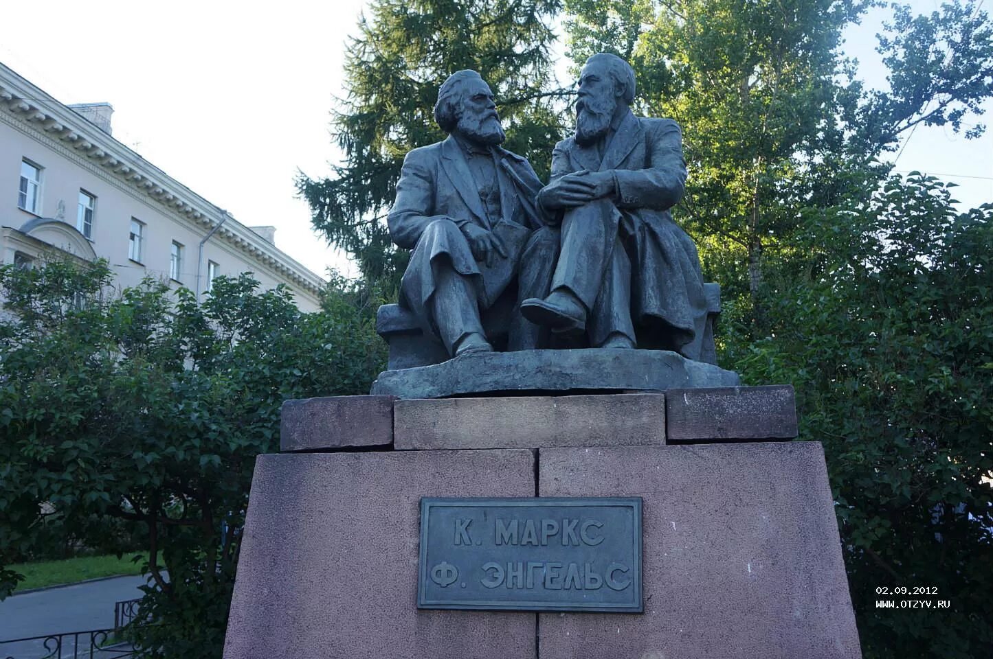 Памятник рождественскому в петрозаводске. Скульптура рыбаки петрозаводск. Все памятники петрозаводск. Памятник петру 1 в карелии. Памятники города петрозаводска.
