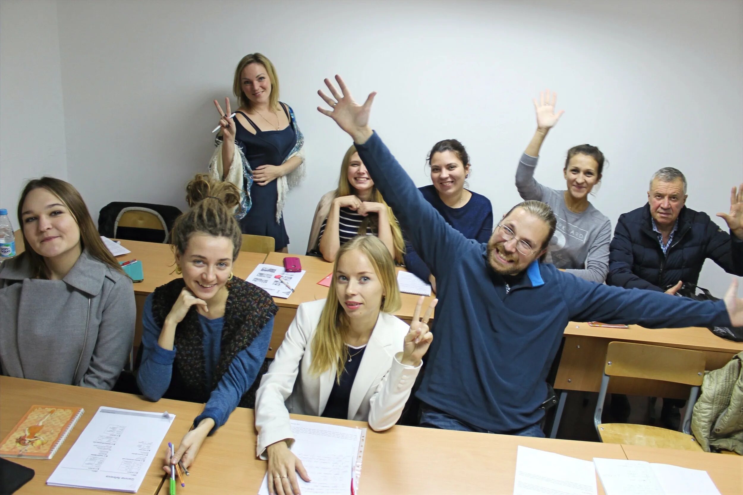 Найти курсы английского языка. Иностранные языки в школе. английская школа курсы. школа иностранных языков. урок английского языка в университете.
