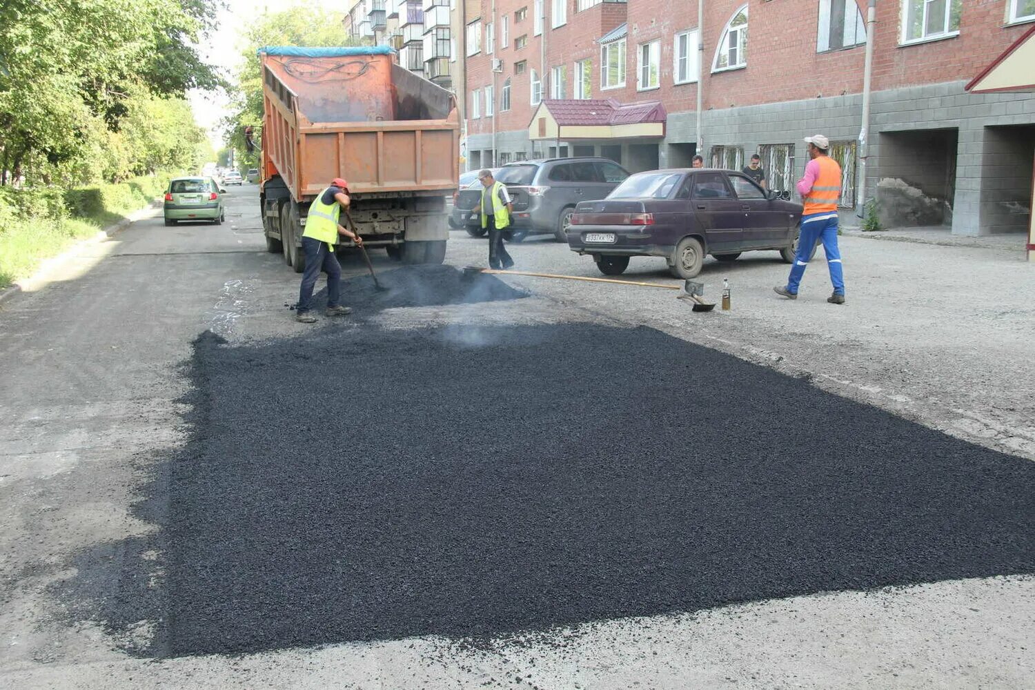 Укладка асфальта во дворе. Укладка асфальта. Асфальтирование в рязани. Асфальтирование в рязани. Асфальтирование дорог.