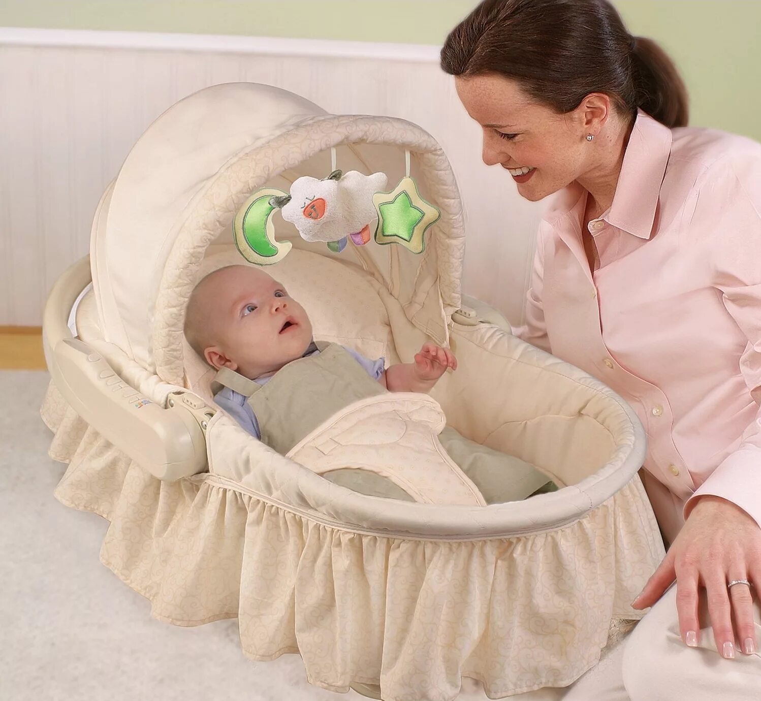 Спать в люльку. First years модель carry me near 5-in-1 Bassinet. Колыбель для новорожденного. Люлька для новорожденных. Младенец в колыбельке.