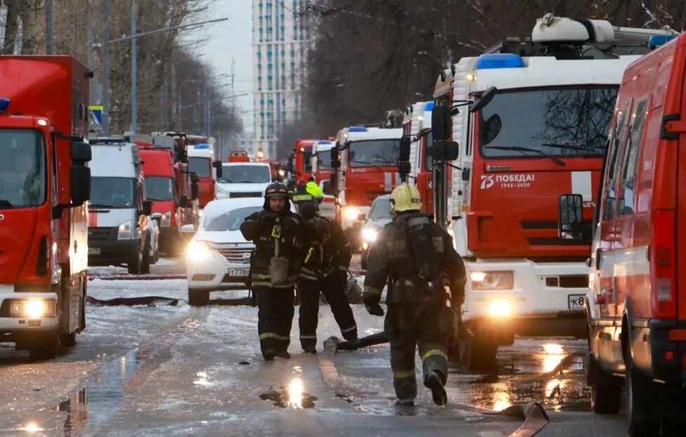 Что случилось в абакане сегодня. Пожар в многоэтажке. Пожарные спасают людей. Пожар Абакан. Люди пострадавшие от пожара.