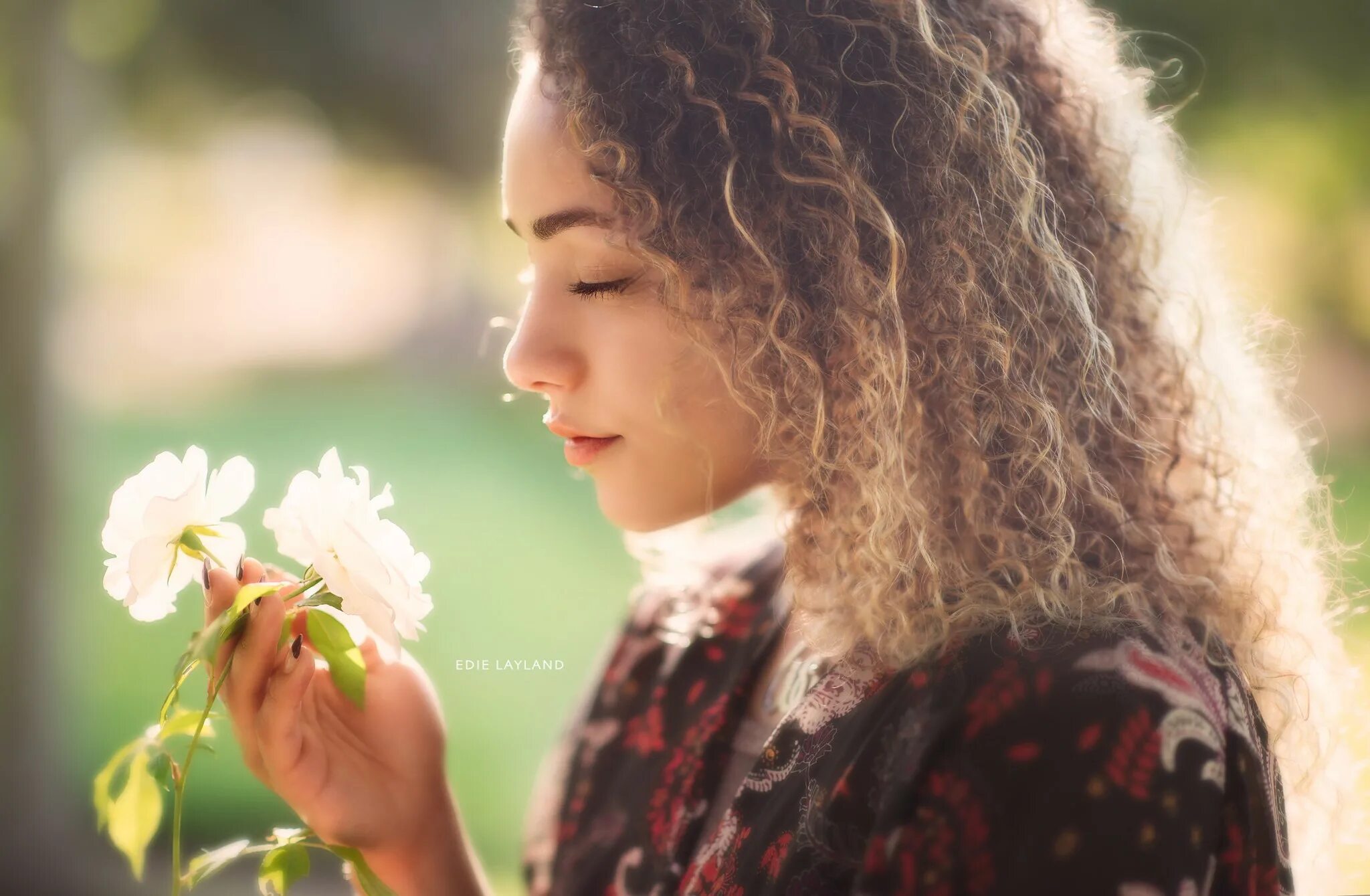 Весенние эмоции. Портрет с цветком. Весёлая девушка с цветами в волосах.