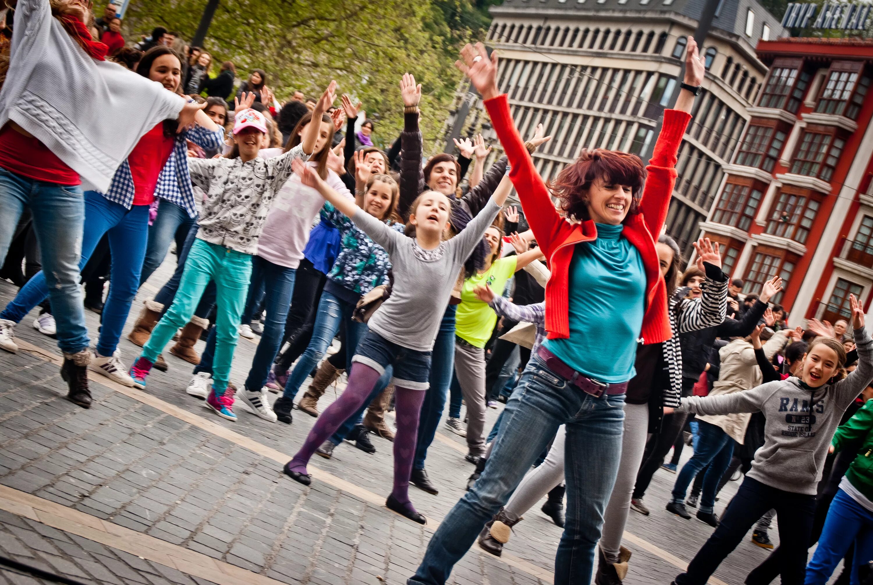 Демонстрация предложения. Флэшмоб. Молодежь на улице. Массовые мероприятия для молодежи. Массовые танцы на улице.