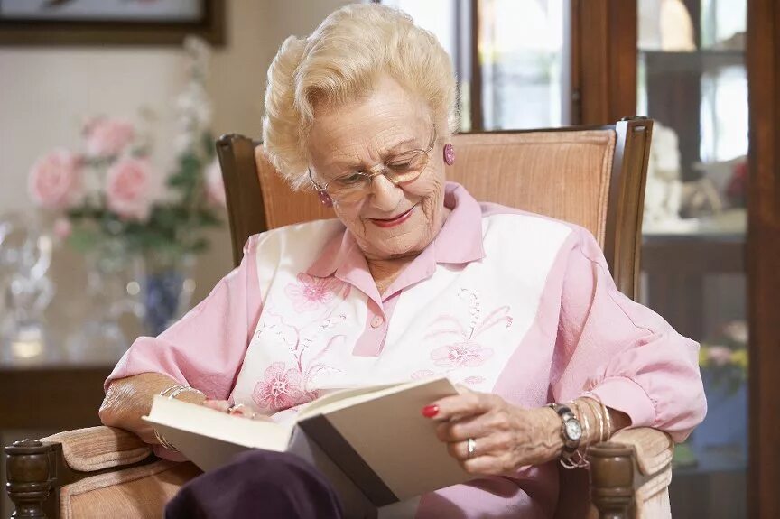 Пожилые люди. Библиотерапия для пожилых людей. Пожилая женщина. Красивая пожилая женщина. Читать пенсионер