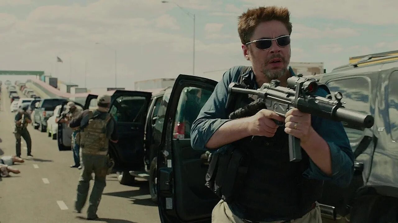 Emily blunt sicario. Сикарио 1. Джош бролин sicario 2. Sicario 2015 дель торо. Джош бролин sicario.