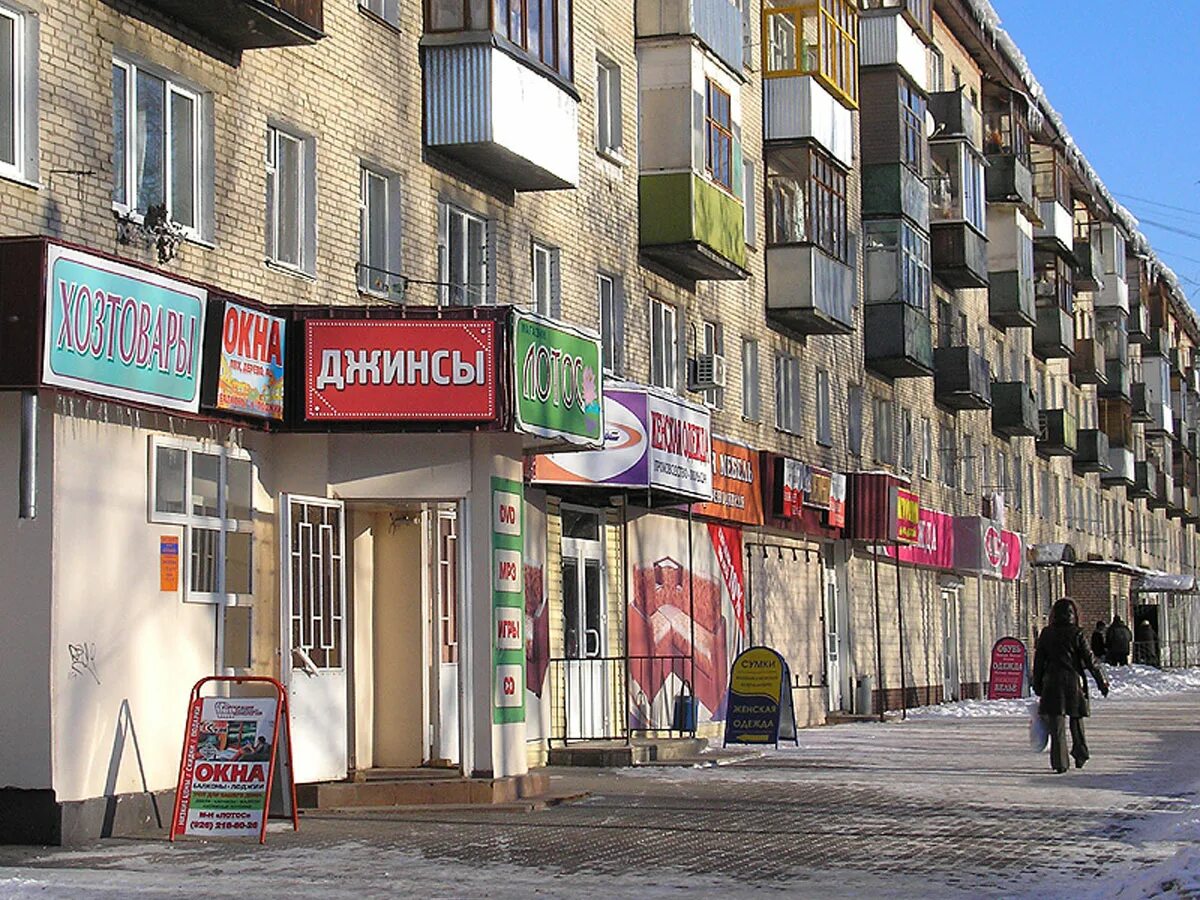 коммерческие помещения на первых этажах. магазинчики в жилых домах. магазины на 1 этажах жилых домов. магазин на первом этаже. магазин на первом этаже.