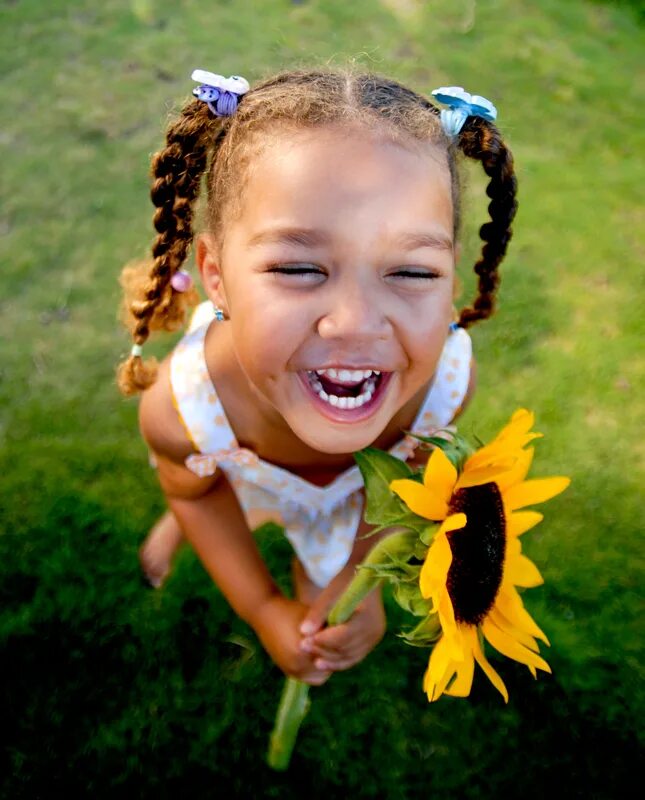 Children laughing. Девочка смеется. Радостное лицо ребенка. Детские улыбки.