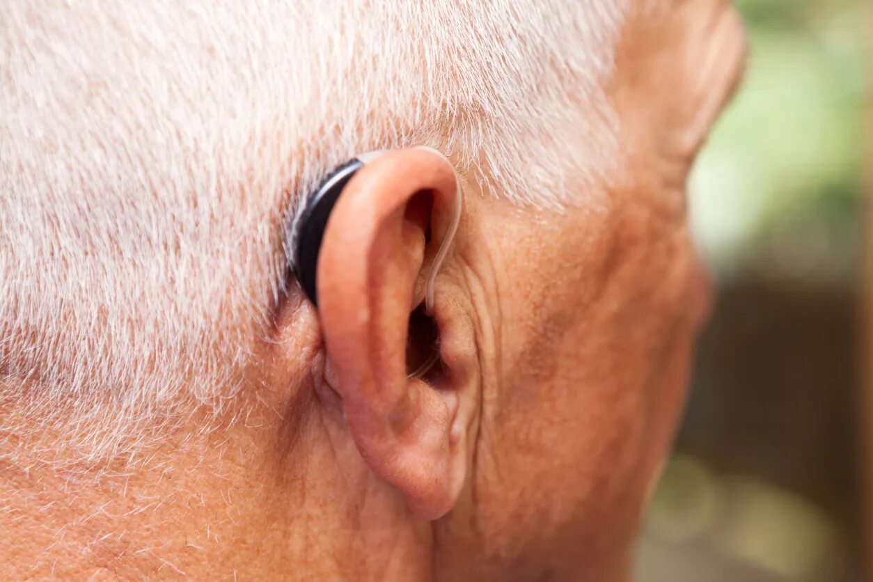 Hearing Aid слуховой аппарат. Аппараты для слуха для пожилых. Старик со слуховым аппаратом. Слуховой аппарат для пенсионеров. Качественные слуховые аппараты