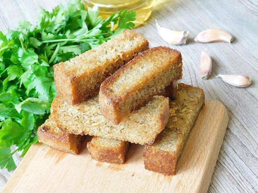 Вкусные сухарики из черного хлеба. Гренки. Гренки из хлеба. Гренки с чесноком. Гренки с чесноком из черного хлеба.