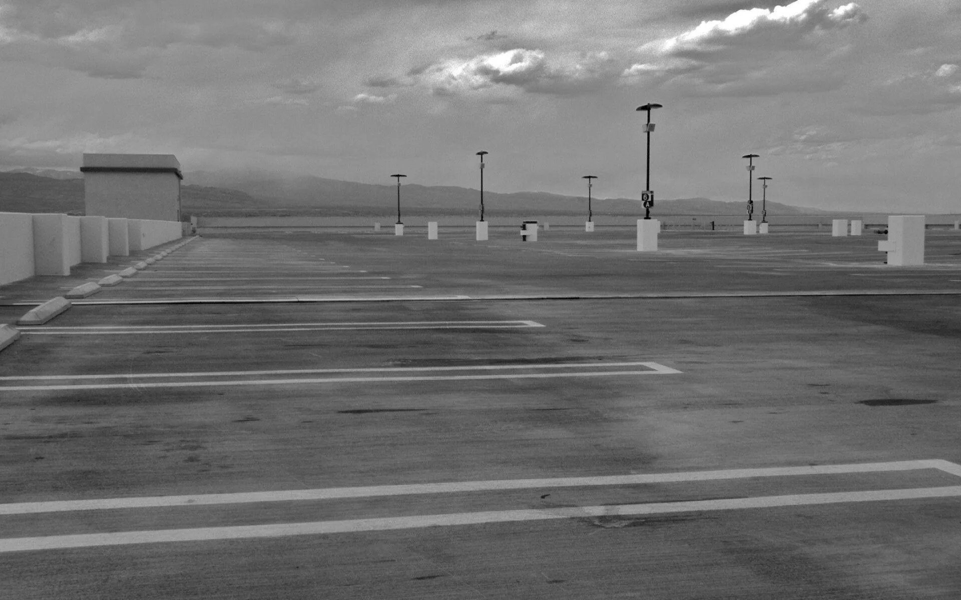 Пустая стоянка. Пустая парковка. Парк стоянка пустая. Пустая стоянка на фоне города.