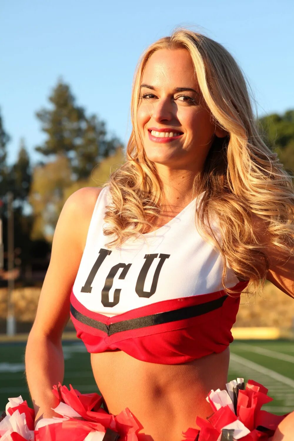 нападение 50 футовой черлидерши 2012. Attack of the 50 foot cheerleader 2012. фильм нападение пятидесятифутовой чирлидерши. фильм нападение 50 футовой черлидерши. атака 50 футовой черлидерши 2012.