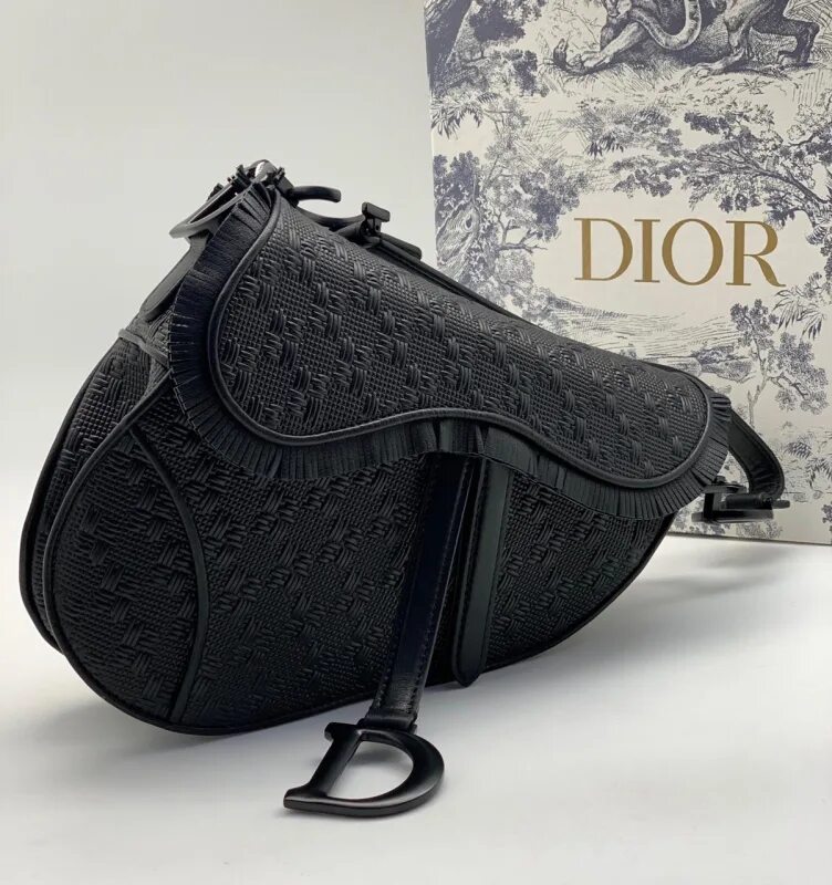 Сумка диор седло оригинал. Сумка Christian Dior Saddle. Christian Dior сумки Saddle черная. Сумка Кристиан диор седло. Сумка Кристиан Кристиан диор седло.