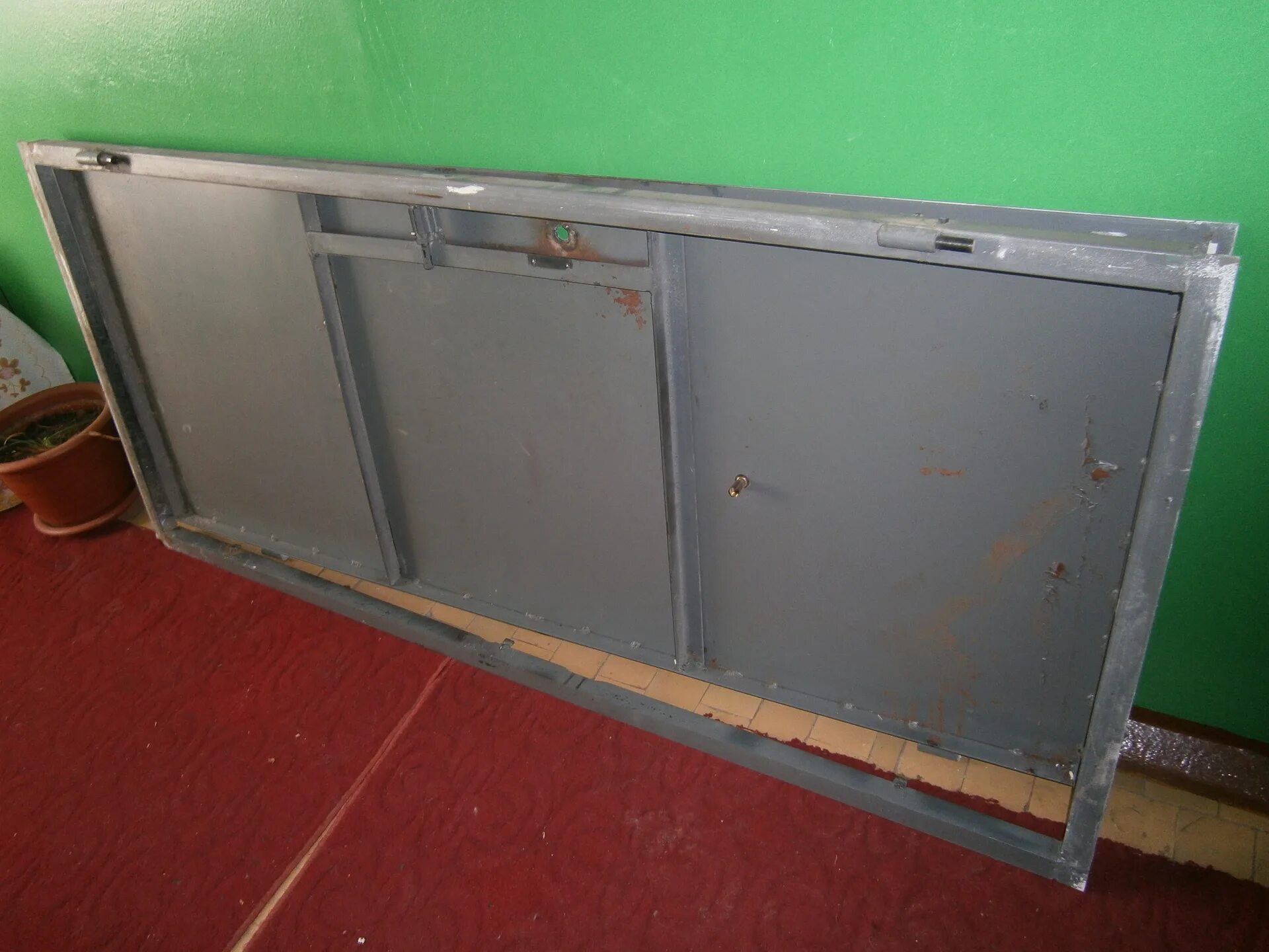 Металлические двери металлолом. Прием металл дверь. Металлическая дверца. Куда сдать дверь. Железная дверь входная даром.