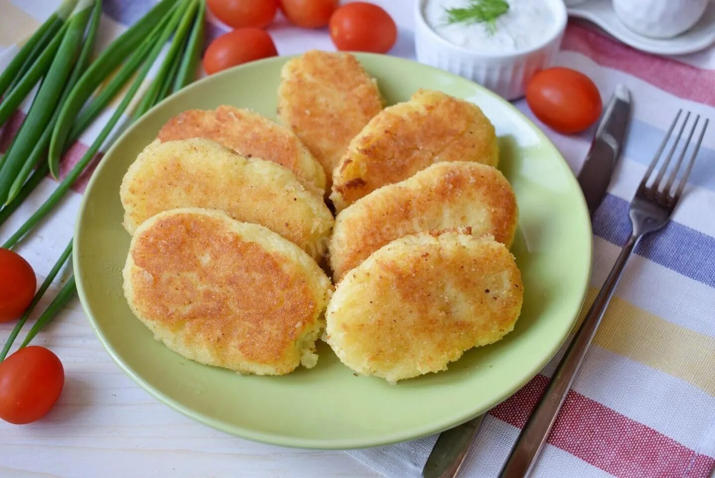 Котлеты с картошкой рецепты с фото. Картофельные котлеты. картофельные биточки. котлеты из картошки. картофельные биточки из пюре.